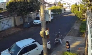 VÍDEO: Motorista atropela ladrão para livrar enfermeira de assalto, em MG
