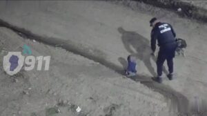 VÍDEO: Bebê é encontrado de madrugada na rua, acompanhado de cachorro, na Argentina