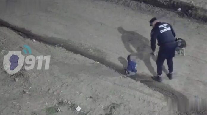VÍDEO: Bebê é encontrado de madrugada na rua, acompanhado de cachorro, na Argentina