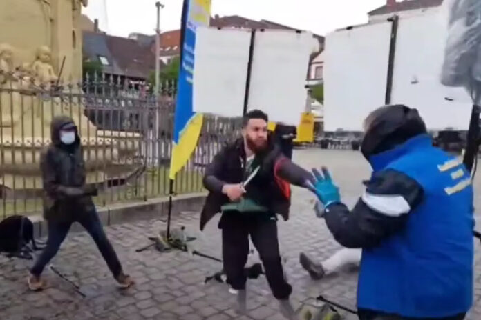 VÍDEO: Homem esfaqueia pessoas, incluindo policial, durante live em cidade na Alemanha