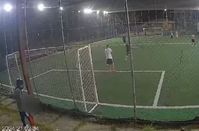 VÍDEO: Homem invade campo de futebol e mata 2 a tiros, em MG