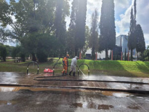 Em Porto Alegre, começam mutirões de limpeza após baixa das águas; cidade tem lixo e lodo