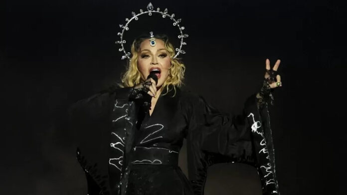 Show de Madonna no RJ atraiu 1,6 milhão de pessoas e foi marcado por momentos ousados