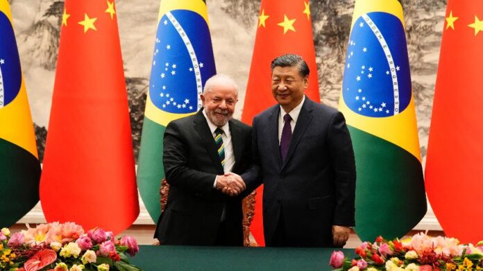 Brasil e China assinam proposta conjunta para ajudar em negociações de paz entre Ucrânia e Rússia