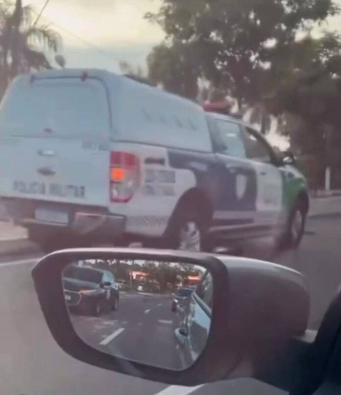 O motociclista teria sido arremessado de sua moto.