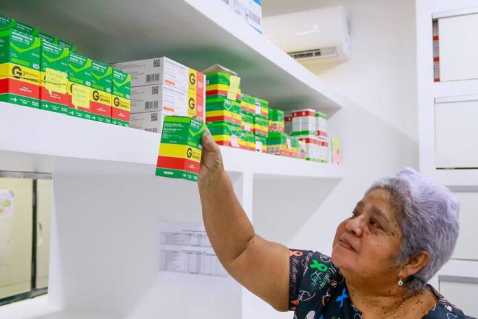 paciente retirando medicamento na farmácia do sus