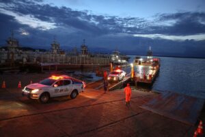 Bombeiros embarcando no Porto da Ceasa. 