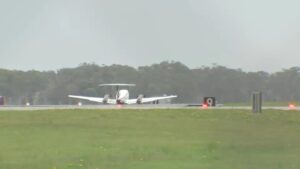 O avião estava transportando dois passageiros e um piloto.