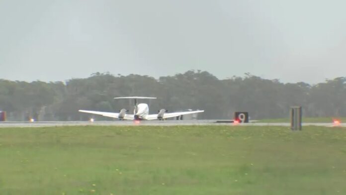 O avião estava transportando dois passageiros e um piloto.