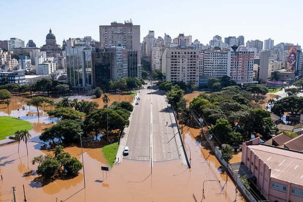 76,4 mil pessoas foram resgatadas e 125 seguem desaparecidas.