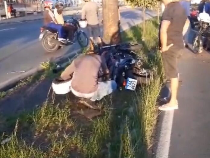 VÍDEO: Motoqueiro colide com árvore e fica ferido na Av. Max Teixeira, em Manaus