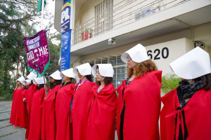 VÍDEO: Parlamentares do PSol protestam em SP contra PL do aborto caracterizadas como na série 