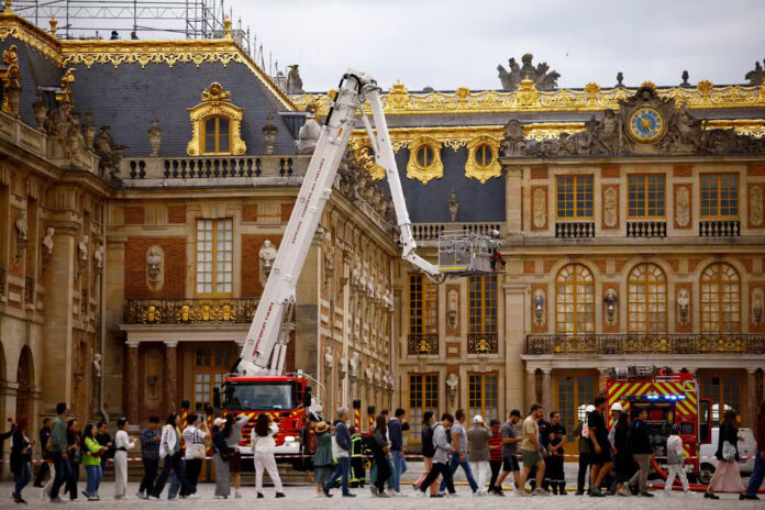 VÍDEOS: Fogo atinge Palácio de Versalhes, na França, e turistas são evacuados