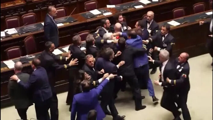 VÍDEO: Sessão do parlamento italiano acaba em pancadaria; deputado sai em cadeira de rodas