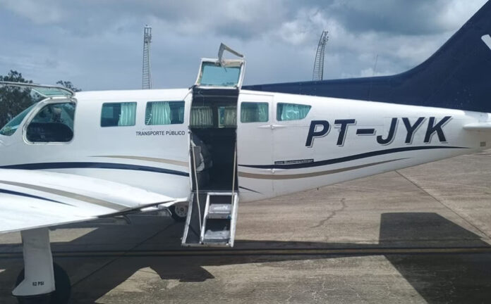 VÍDEO: Passageiro segura porta de avião que se abriu, em voo de Recife a Maceió