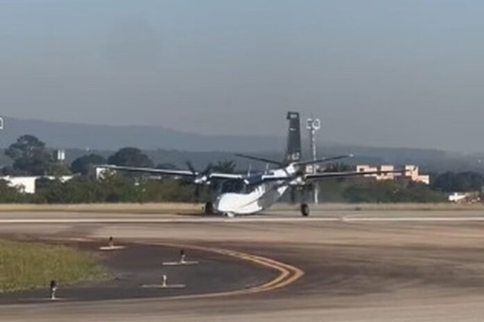 VÍDEO: Avião bimotor tem pane em trem de pouso e aterrissa de bico, em SP