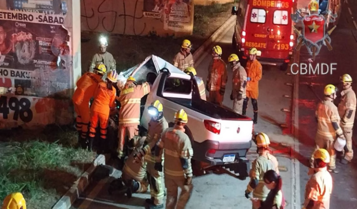 Em Brasília, motorista morre após colisão com viaduto