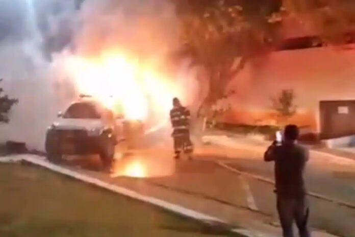 VÍDEO: No interior de SP, homem é preso por incendiar viatura em protesto pelo fim das saidinhas