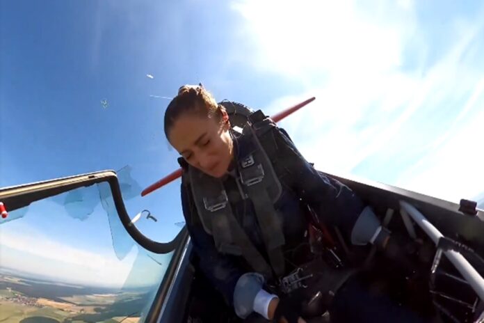 VÍDEO: Piloto faz pouso de emergência quando cabine de avião se abre durante acrobacia