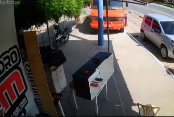Caminhão desgovernado bate em poste e arrasta motorista, no Ceará