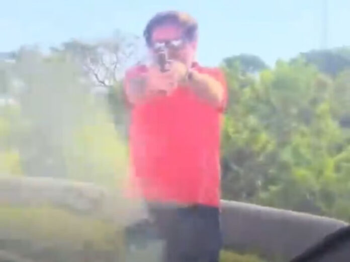 VÍDEO: Motorista armado atira contra ocupantes de um carro em rodovia de SP
