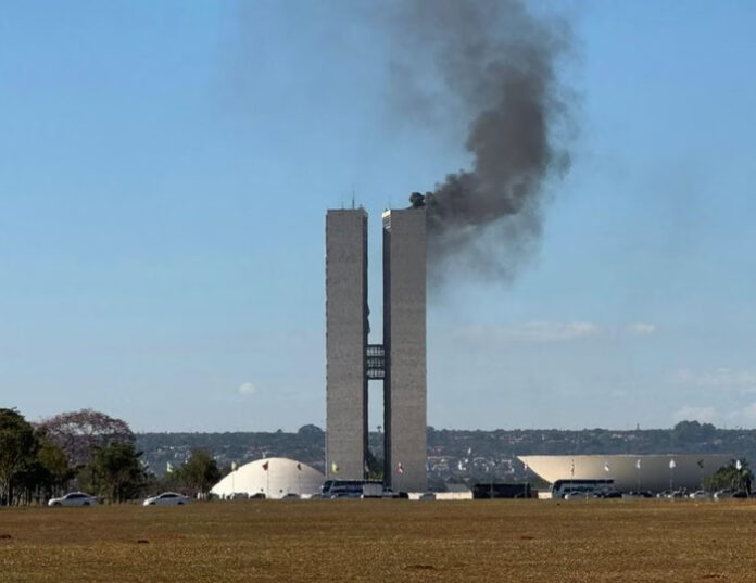 VÍDEO: Simulação de incêndio no Congresso, com fumaça, assusta moradores do DF