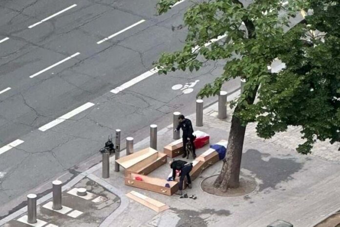 Na França, 3 pessoas são presas após polícia encontrar caixões perto da torre Eiffel