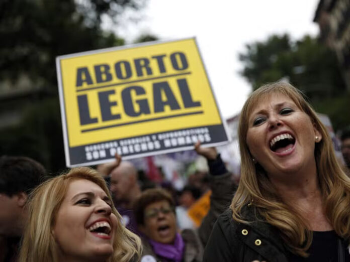 Justiça da Espanha autoriza menores a abortarem sem autorização de responsáveis