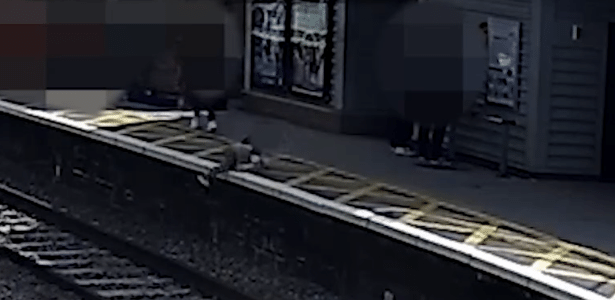 VÍDEO: Criança de 3 anos cai em trilhos e escapa por pouco de ser atropelada por trem, na Inglaterra