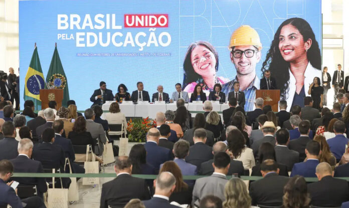 Lula se reúne com reitores e anuncia investimentos de R$ 5 bilhões para universidades