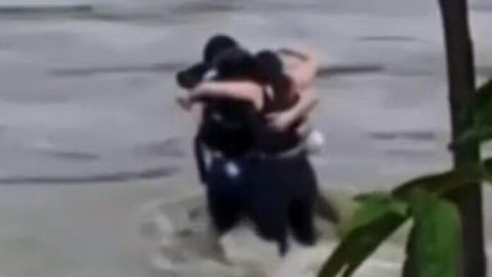 VÍDEO: Trio de amigos se abraça antes de serem levados por enxurrada na Itália