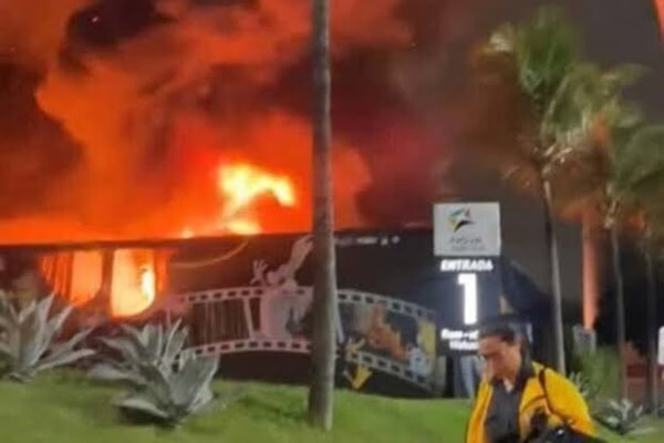 VÍDEO: Incêndio em shopping destrói exposição do estúdio Warner, com itens de Batman e Harry Potter, no RJ