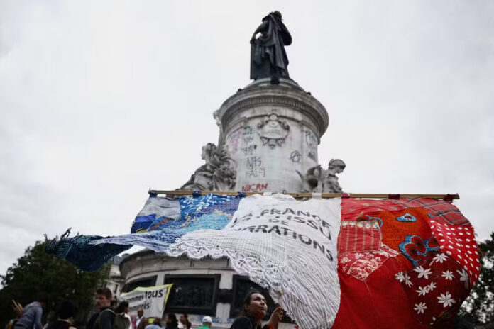 Projeções apontam vitória da coalização de esquerda nas eleições da França