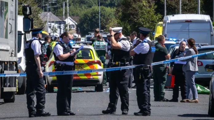 Homem com faca invade aula de dança, esfaqueia 9 e mata 2 crianças, na Inglaterra