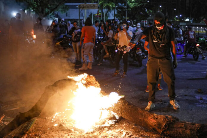 Sobe para 12 o número de mortos em protestos contra reeleição de Maduro, na Venezuela