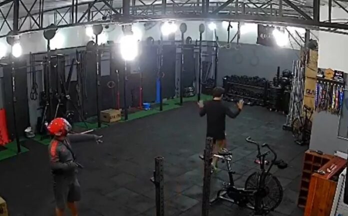 VÍDEO: Homem é assaltado em academia de crossfit no RJ: 