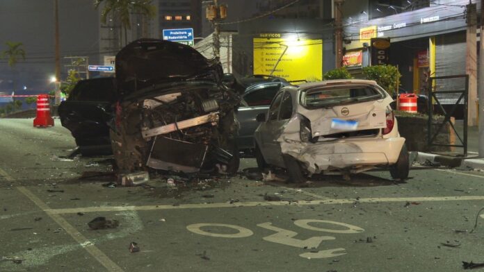 Audi em alta velocidade perde o controle e colide com outros cinco veículos em SP