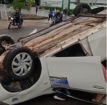 Carro capota em grave acidente na Djalma Batista, em Manaus