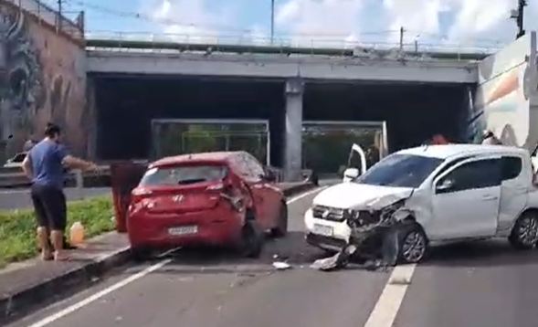 Carros se chocam em acidente na Av. das Flores, em Manaus