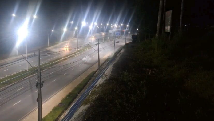 Criminosos utilizaram bombas caseiras de festa para atacar veículos na Estrada do Rapidão Rodoanel.