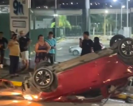 Suposto assaltante capota carro durante fuga no bairro Monte das Oliveiras.