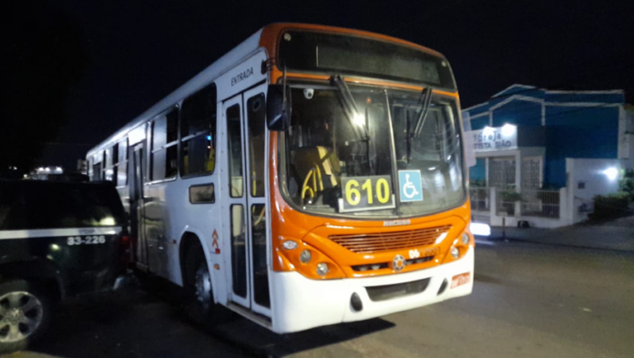 Assaltante é espancado após tentar assaltar ônibus da linha 610, no Centro