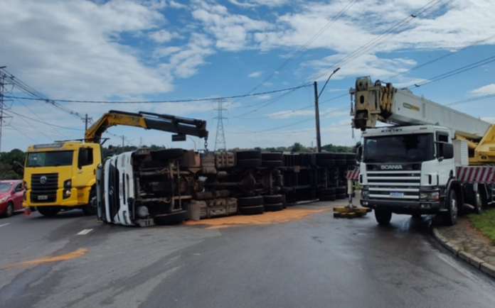 Carreta tomba e deixa o trânsito parado na Av. das Flores