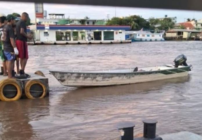 Corpo devorado por peixes é encontrado boiando em Codajás