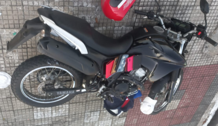 Assaltante foge e abandona motocicleta e celulares roubados em Manaus