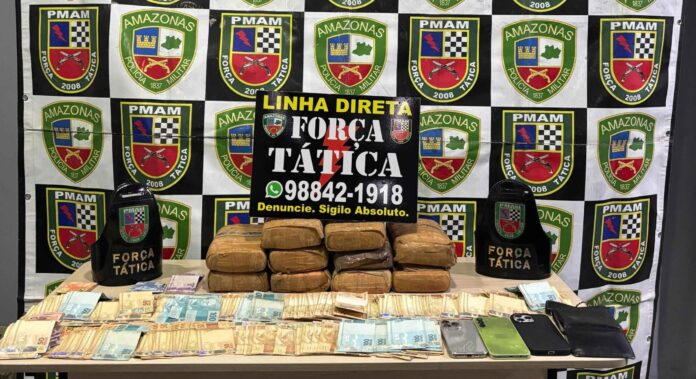 Trio é preso com tabletes de maconha e R$ 17 mil