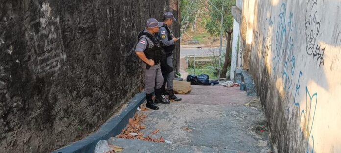 Enrolado em saco de lixo, corpo é encontrado ao lado de igreja