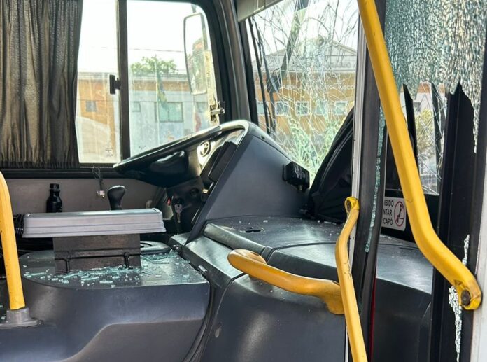 Homem aponta arma para motorista de ônibus durante briga de trânsito em Manaus