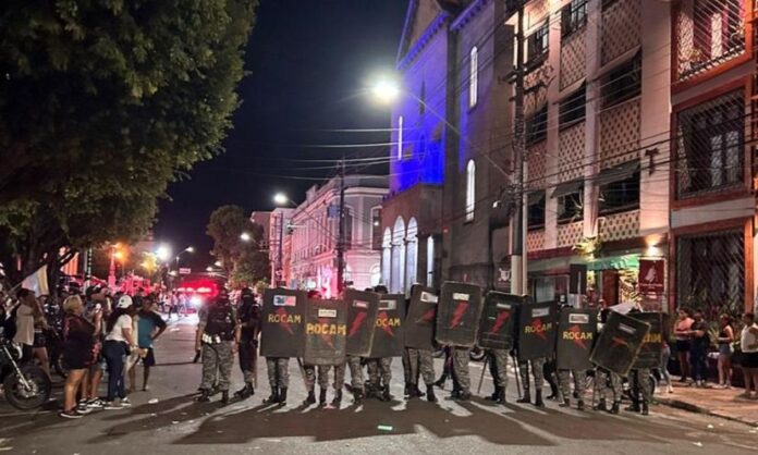 Polícia é acionada para conter manifestantes venezuelanos no Centro de Manaus