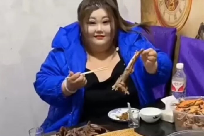 Influenciadora chinesa morre em live após tentar comer 10 kg de comida em 10 horas